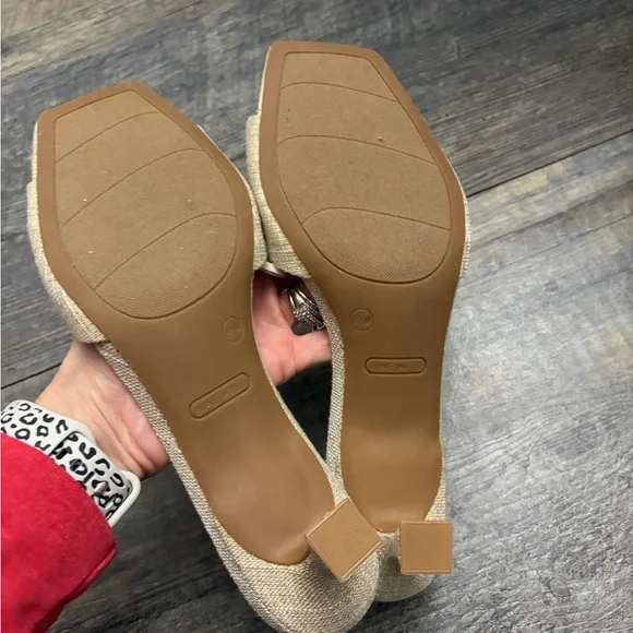 Nine West Beige and Gold Kitten Heel - Picture 3 of 4